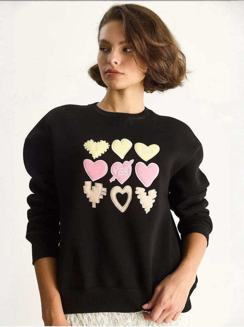 Sweatshirt de gola redonda de corte descontraído com aplicações de patches de coração lucci Preto - Kiabi