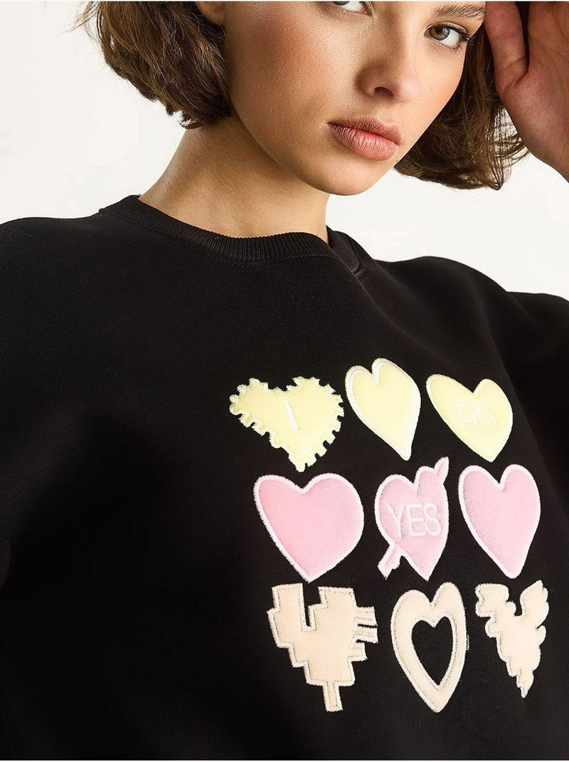 Sweatshirt de gola redonda de corte descontraído com aplicações de patches de coração lucci Preto - Kiabi