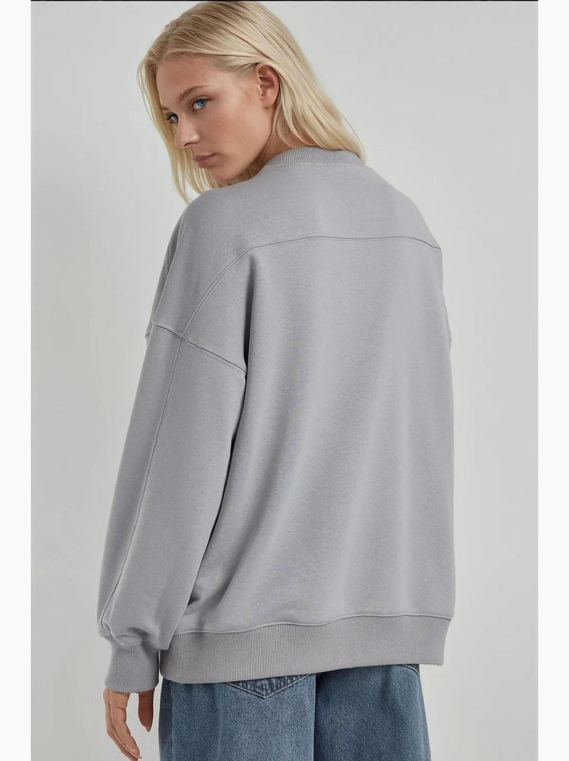 Sweatshirt de malha relaxed fit com gola redonda hiccup Cinza - Kiabi