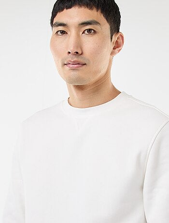 Sweatshirt liso de gola redonda em moletom cardado