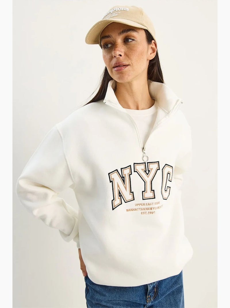Sweatshirt oversized em malha com gola com fecho e bordado lucci Branco - Kiabi