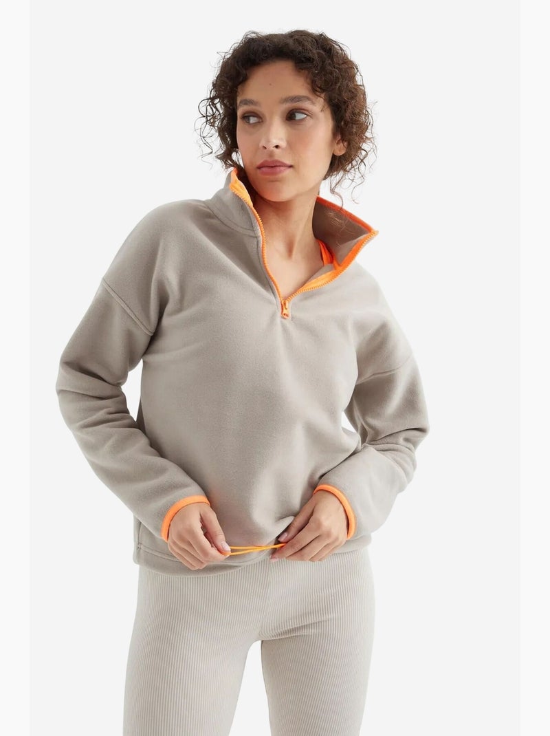 Sweatshirt oversized em pelúcia com meia abertura de fecho tommy Areia - Kiabi