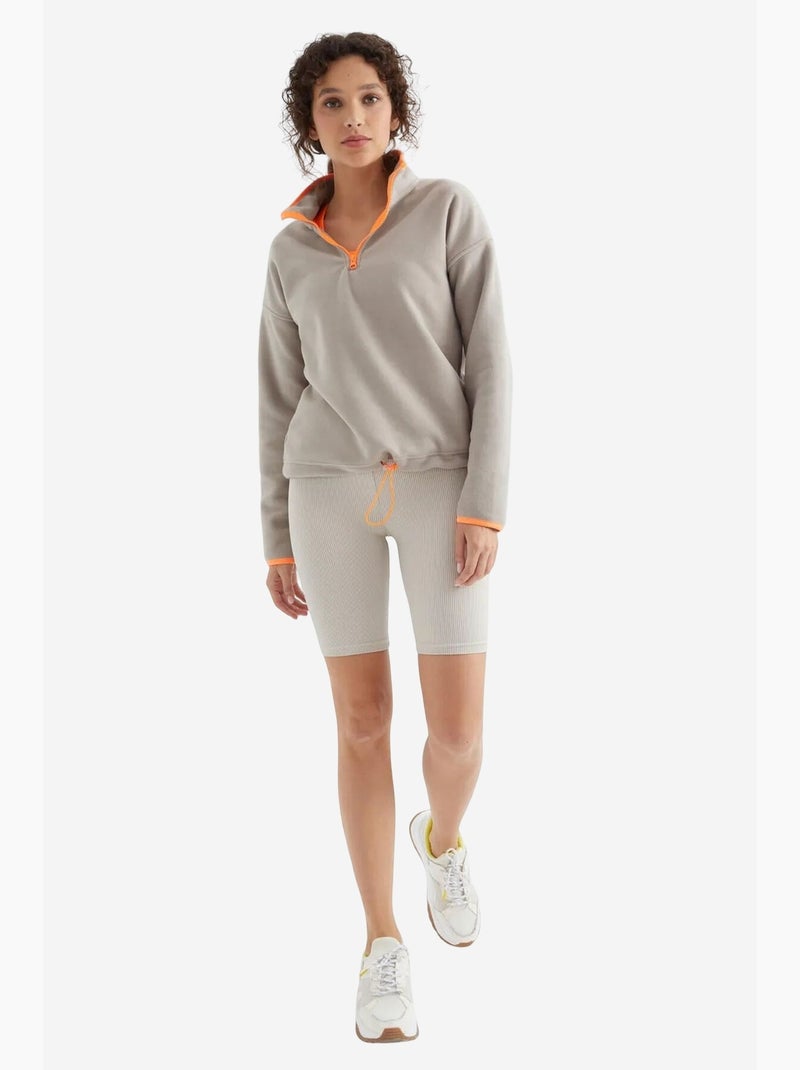 Sweatshirt oversized em pelúcia com meia abertura de fecho tommy Areia - Kiabi