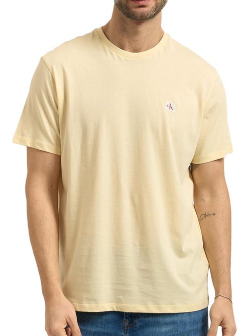 T-Shirt Amarelo Calvin Klein Jeans com Crachá para Homem - Kiabi