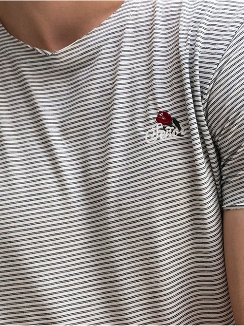 T-shirt às riscas bordada com decote redondo giesto - Kiabi T-shirt às riscas bordada com decote redondo giesto - Kiabi