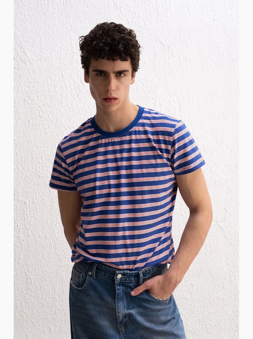 T-shirt às riscas com decote redondo giesto - Kiabi T-shirt às riscas com decote redondo giesto - Kiabi