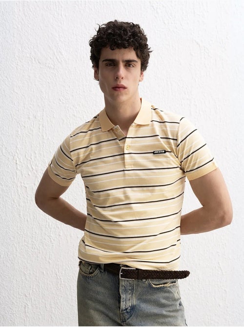T-shirt às riscas com gola polo e botões giesto - Kiabi T-shirt às riscas com gola polo e botões giesto - Kiabi