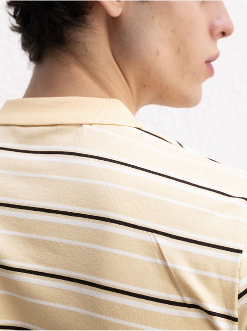 T-shirt às riscas com gola polo e botões giesto - Kiabi T-shirt às riscas com gola polo e botões giesto - Kiabi