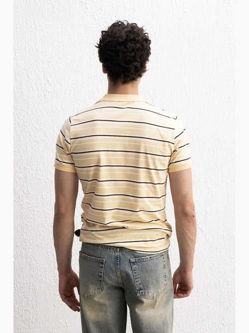 T-shirt às riscas com gola polo e botões giesto - Kiabi T-shirt às riscas com gola polo e botões giesto - Kiabi