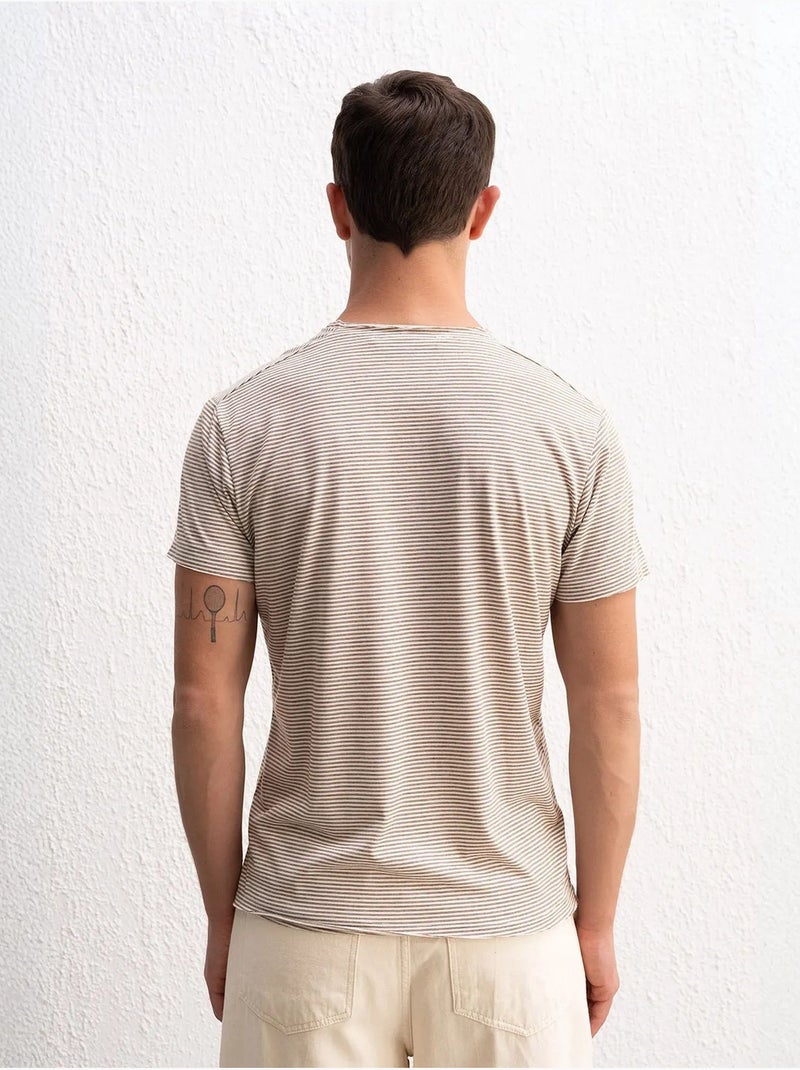 T-shirt às riscas com gola redonda e bordado giesto Castanho-claro - Kiabi