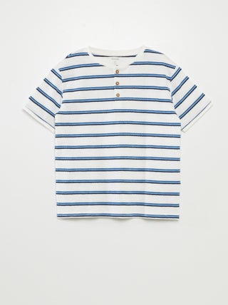 T-shirt às riscas com gola tunisina