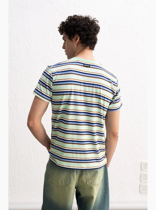 T-shirt às riscas comfort fit com decote redondo giesto - Kiabi T-shirt às riscas comfort fit com decote redondo giesto - Kiabi