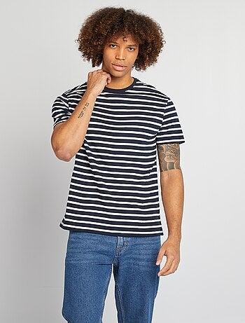 T-shirt às riscas, manga curta, gola redonda