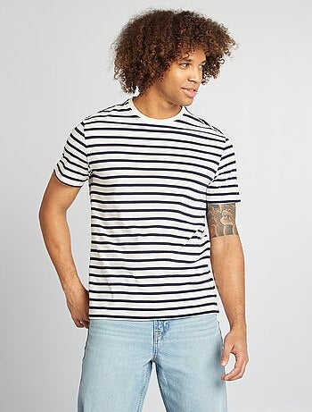 T-shirt às riscas, manga curta, gola redonda