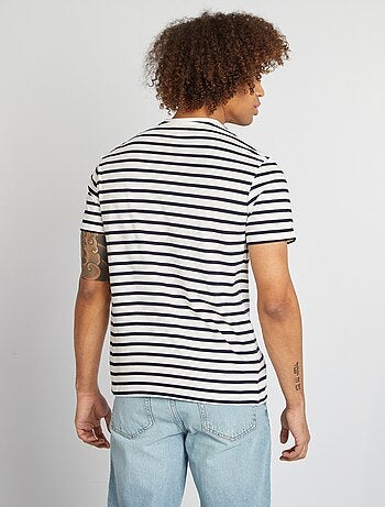 T-shirt às riscas, manga curta, gola redonda