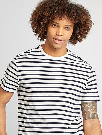 T-shirt às riscas, manga curta, gola redonda