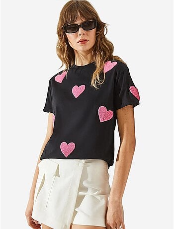 T-shirt básica bordada com coração lucci
