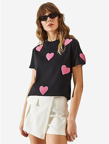 T-shirt básica bordada com coração lucci