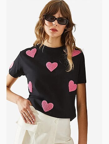 T-shirt básica bordada com coração lucci