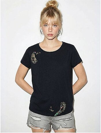 T-shirt básica com gola em u bordada lucci