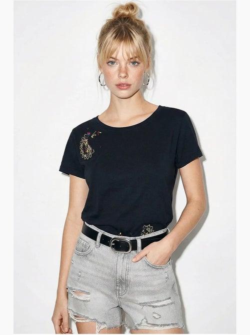 T-shirt básica com gola em u bordada lucci - Kiabi T-shirt básica com gola em u bordada lucci - Kiabi