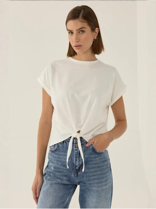 T-shirt básica cropped com decote redondo hiccup - Kiabi T-shirt básica cropped com decote redondo hiccup - Kiabi