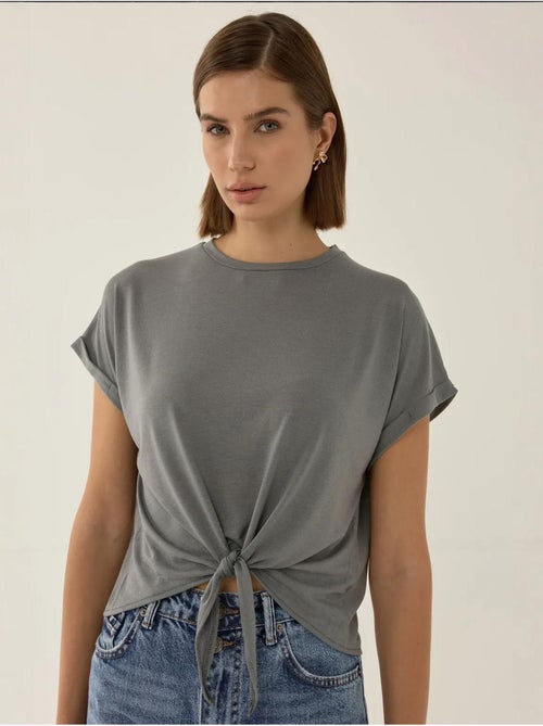T-shirt básica cropped com decote redondo hiccup - Kiabi T-shirt básica cropped com decote redondo hiccup - Kiabi