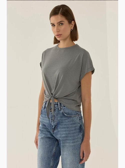 T-shirt básica cropped com decote redondo hiccup - Kiabi T-shirt básica cropped com decote redondo hiccup - Kiabi