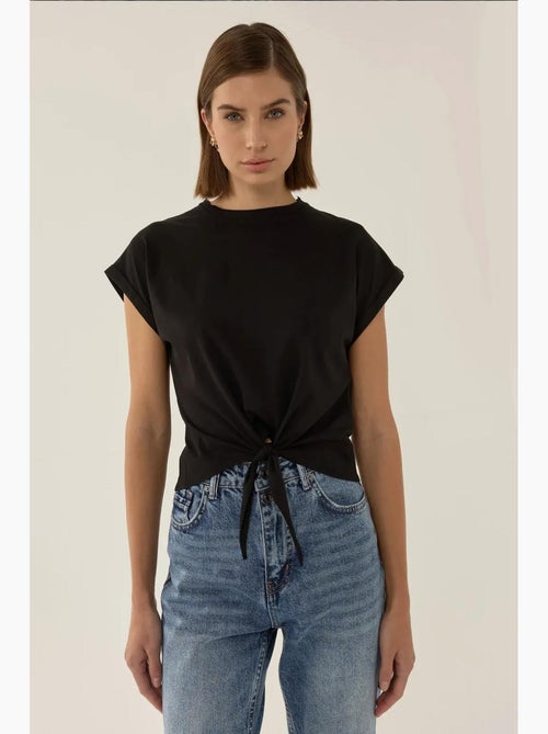 T-shirt básica cropped com decote redondo hiccup - Kiabi T-shirt básica cropped com decote redondo hiccup - Kiabi