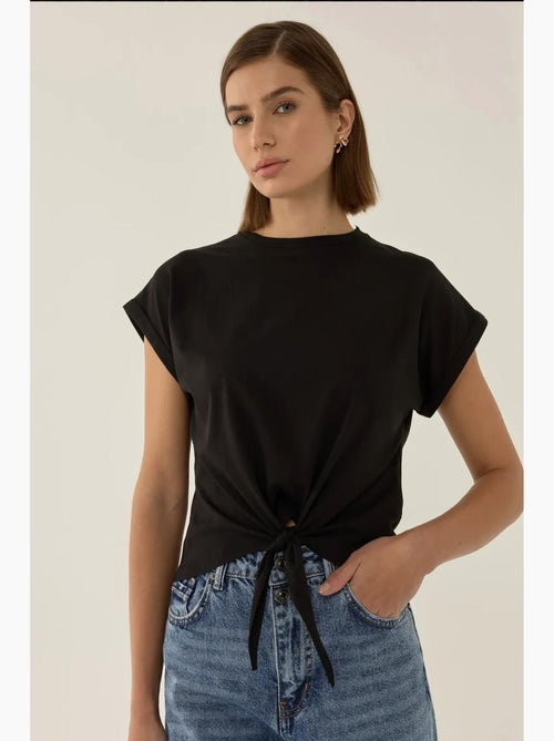 T-shirt básica cropped com decote redondo hiccup - Kiabi T-shirt básica cropped com decote redondo hiccup - Kiabi