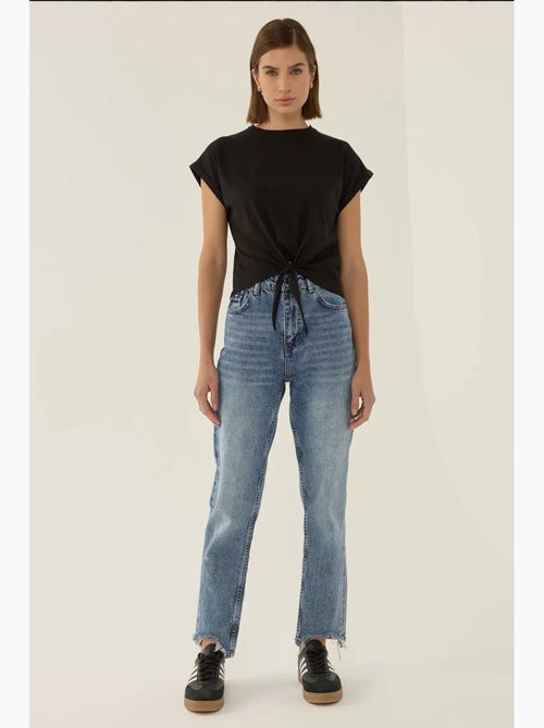 T-shirt básica cropped com decote redondo hiccup - Kiabi T-shirt básica cropped com decote redondo hiccup - Kiabi