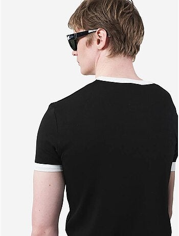 T-shirt básica de gola redonda com debrum em contraste giesto