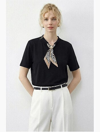 T-shirt básica de gola redonda com detalhe de acessório lucci