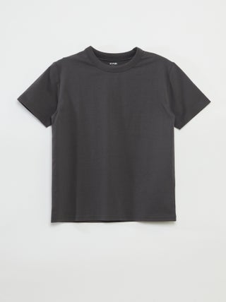T-shirt básica de manga curta e gola redonda