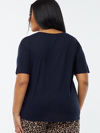 T-shirt básica lisa com gola em bico