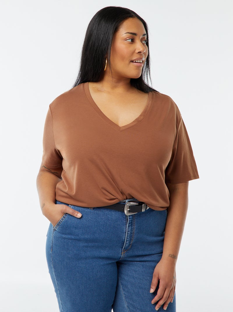 T-shirt básica lisa com gola em bico Castanho - Kiabi