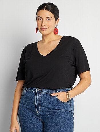 T-shirt básica lisa com gola em bico