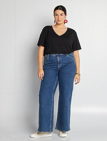 T-shirt básica lisa com gola em bico