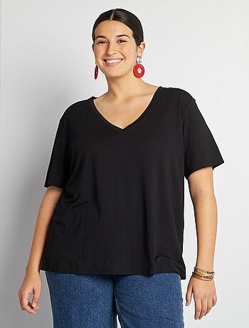 T-shirt básica lisa com gola em bico