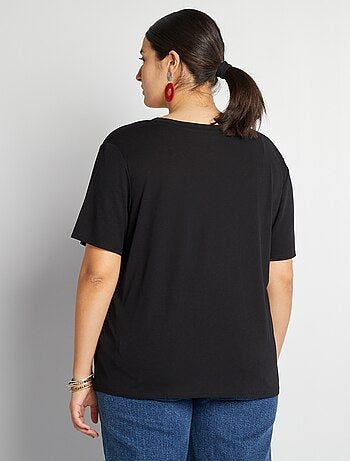 T-shirt básica lisa com gola em bico