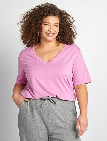 T-shirt básica lisa com gola em bico