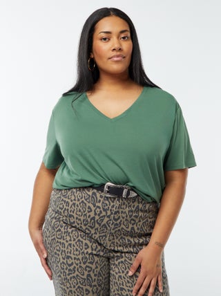 T-shirt básica lisa com gola em bico
