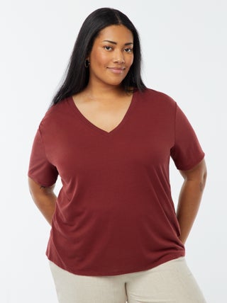 T-shirt básica lisa com gola em bico