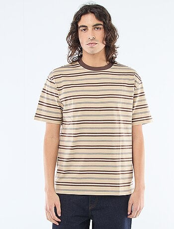 T-shirt básico às riscas