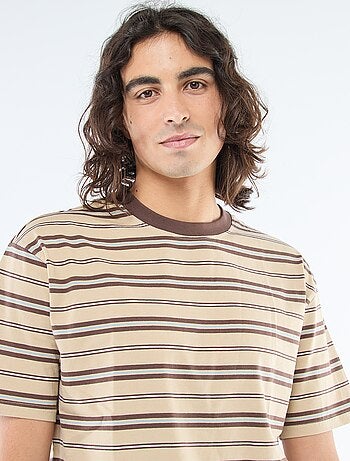 T-shirt básico às riscas