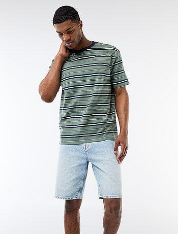 T-shirt básico às riscas