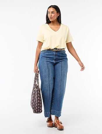 T-shirt básico de manga curta e decote em V