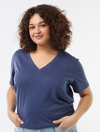 T-shirt básico decote em V e mangas curtas
