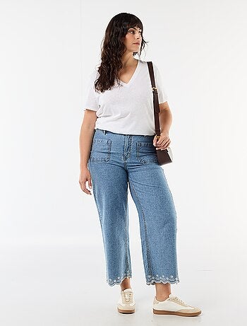 T-shirt básico decote em V e mangas curtas