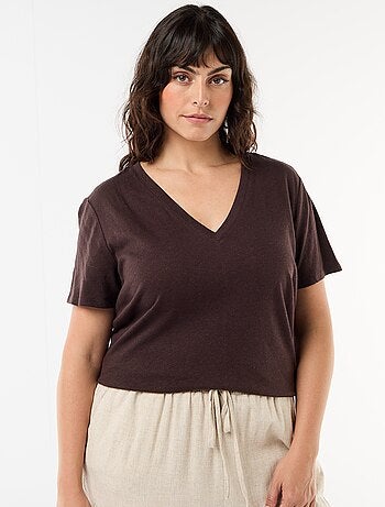 T-shirt básico decote em V e mangas curtas